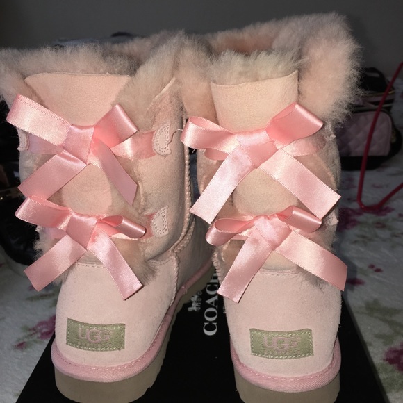 baby pink uggs with bows